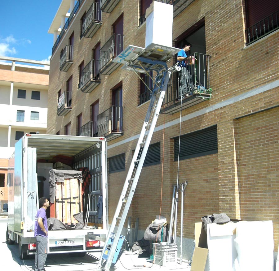 Elevador muebles  Mudances Casas, portes nacionales e internacionales